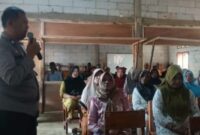 Bhabinkamtibmas Polres Tanggamus Aiptu Rasdin saat memberikan materi pada Workshop di SMP Wiratama Mandala  Ulu Belu, Senin 11 November 2024.