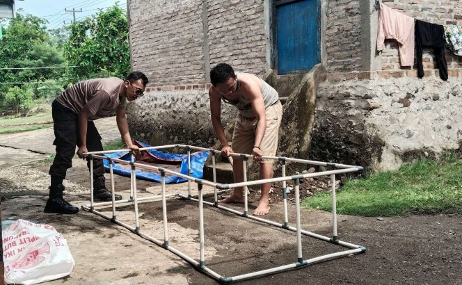 
					Bhabinkamtibmas Polsek Wonosobo Bripka Mujiono Bersama Warga saat Membuat Kolam Budidaya Ikan Lele. Foto : Asrul Ariski/Media Prioritastv.com. 