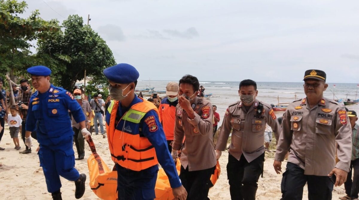 Polisi saat evakuasi mayat anonim di Pantai Tanjung Setia, Pesisir Barat, Lampung, Selasa 12 November 2024.