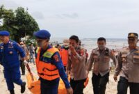 Polisi saat evakuasi mayat anonim di Pantai Tanjung Setia, Pesisir Barat, Lampung, Selasa 12 November 2024.
