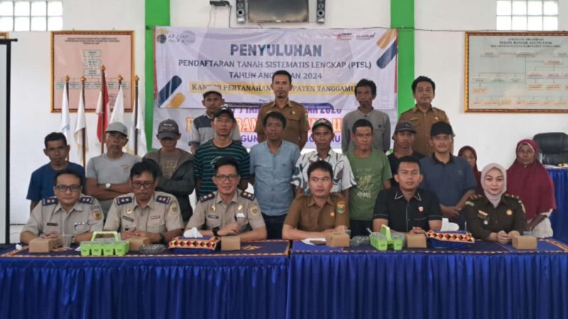 Foto bersama tim PTSL ATR/BPN Tanggamus saat foto bersama aparatur serta masyarakat Pekon Banjar Agung Udik, Pugung, Selasa 12 November 2024 | Asrul Ariski/Media Prioritastv.com.