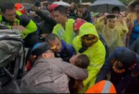 Proses evakuasi korban kecelakaan di Tol Cipularang, Senin 11 November 2024, sore.