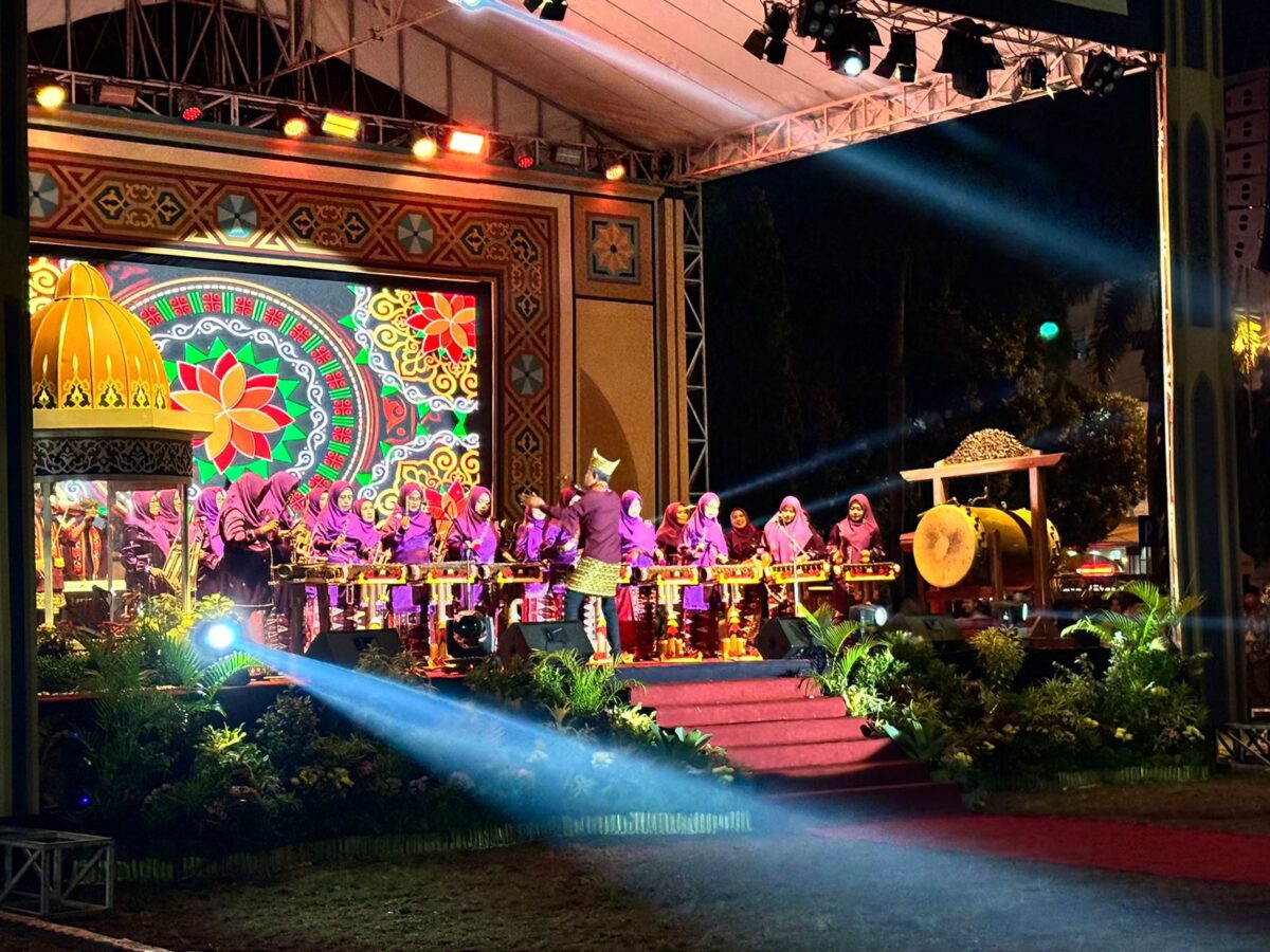 Penampilan Gamolan Pekhing Lampung Barat saat tampil di pembukaan MTQ ke 51 Provinsi Lampung.