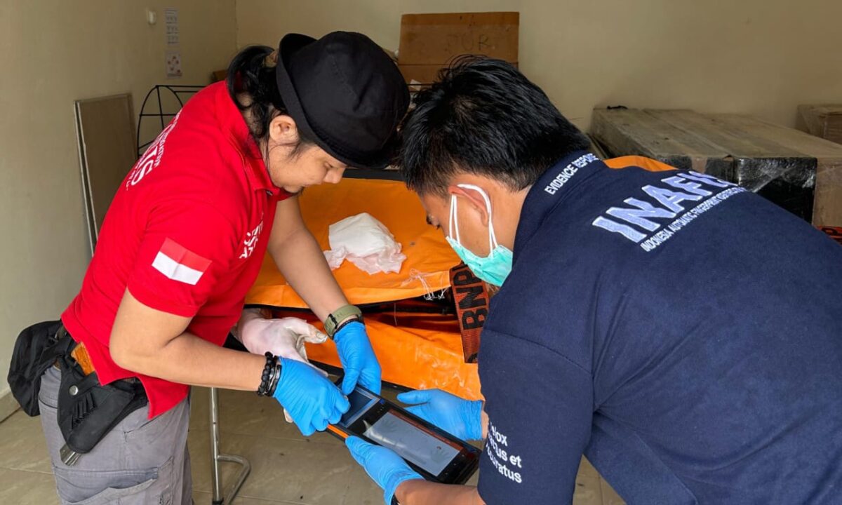 Identifikasi mayat oleh Inafis Polres Pesisir Barat.