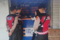 Polisi saat memberikan imbauan kepada operator BRI Link di Pringsewu, Rabu 13 November 2024.