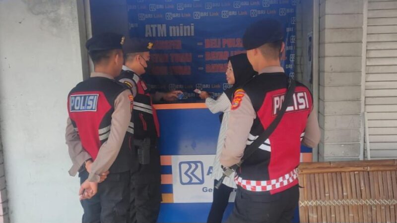Polisi saat memberikan imbauan kepada operator BRI Link di Pringsewu, Rabu 13 November 2024.