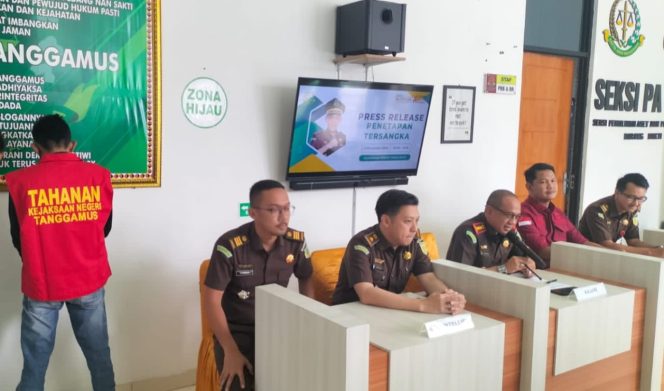 
 Kajari Tanggamus Adi Fakhrudin bersama jajarannya saat melaksanakan jumpa pers penetapan tersangka, Rabu 13 November 2024 | Herdi/Media Prioritastv.com.