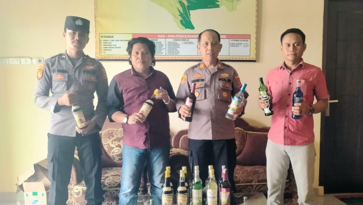 Kapolsek Talang Padang AKP Bambang Sugiono dan personelnya tunjukan barang bukti Miras hasil razia, Rabu 13 November 2024.