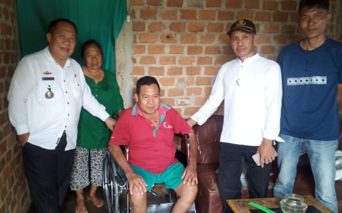 Penyerahan kursi roda oleh Kepala Dinas Sosial Tanggamus, Hardarsyah kepada salah satu penerima, Rabu 13 November 2024.
