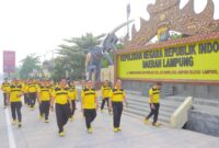 Jaga Kebugaran, Personel Polda Lampung Gelar Jalan Sehat di Sekitar Mako