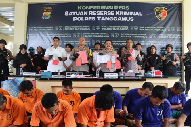 
 Kapolres Tanggamus AKBP Rivanda saat memimpin konferensi pers di Mapolres setempat, Sabtu 16 November 2024 | Herdi/Media Prioritastv.com.