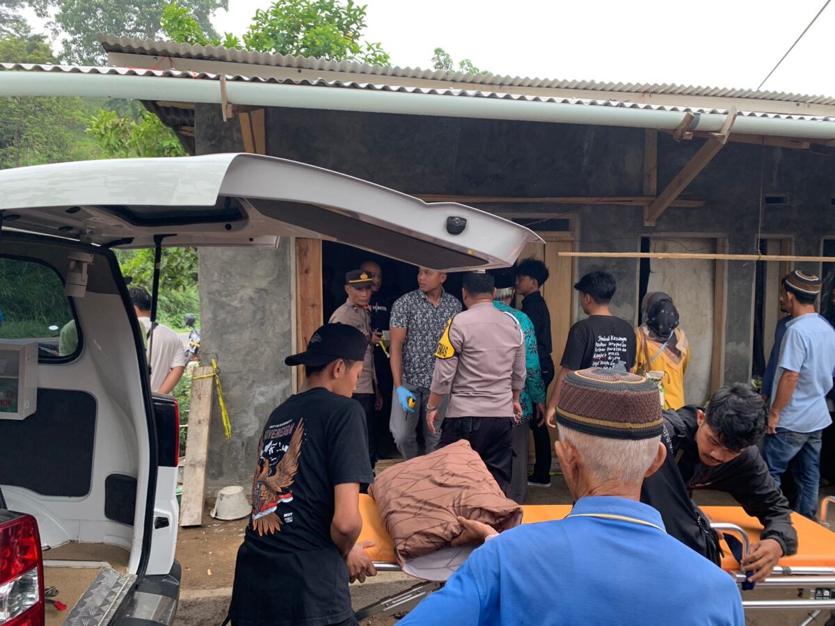 Polisi saat melakukan olah TKP, temuan seorang pria gantung diri di Pekon Batu Kramat, Kota Agung Timur, Tanggamus, Sabtu 16 November 2024 | Dok. Polres Tanggamus.