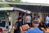 Polisi saat melakukan olah TKP, temuan seorang pria gantung diri di Pekon Batu Kramat, Kota Agung Timur, Tanggamus, Sabtu 16 November 2024 | Dok. Polres Tanggamus.
