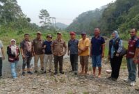 Pj Bupati Tanggamus Mulyadi Irsan dan rombongan saat meninjau jembatan gantung rusak di Pekon Umbar, Kelumbayan, Jumat 15 November 2024.