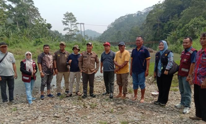 
 Pj Bupati Tanggamus Mulyadi Irsan dan rombongan saat meninjau jembatan gantung rusak di Pekon Umbar, Kelumbayan, Jumat 15 November 2024.