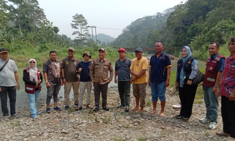 Pj Bupati Tanggamus Mulyadi Irsan dan rombongan saat meninjau jembatan gantung rusak di Pekon Umbar, Kelumbayan, Jumat 15 November 2024.