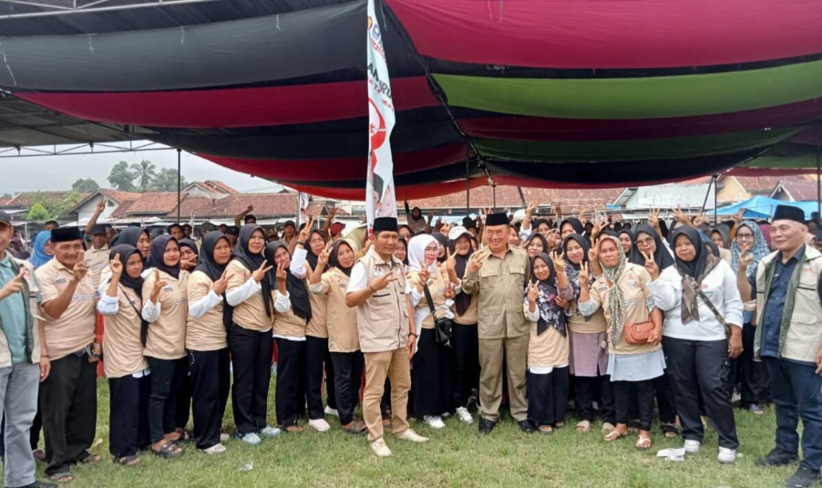 Foto bersama Cabup H. Moh. Saleh Asnawi dan tim pemenangan di Lapangan Srikuncoro, Semaka, Sabtu 16 November 2024 | Edi Hidayat/Media Prioritastv.com.