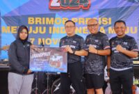 Asfarina Sabila Pulungan, warga Desa Tanjung Senang Merak Batin, Natar, Lampung Selatan saat simbolis menerima rumah pada event Brimob Run 2024 Polda Lampung, Minggu 17 November 2024 | Dok. Humas Polda Lampung.