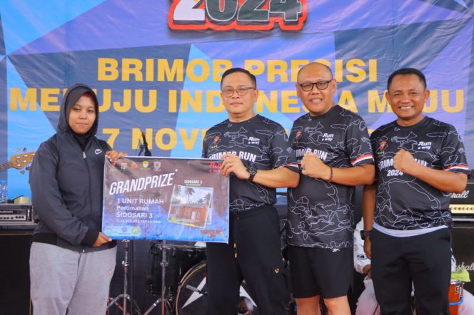 
 Asfarina Sabila Pulungan, warga Desa Tanjung Senang Merak Batin, Natar, Lampung Selatan saat simbolis menerima rumah pada event Brimob Run 2024 Polda Lampung, Minggu 17 November 2024 | Dok. Humas Polda Lampung.