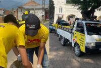 Kolase foto saat driver Maxim punguti sampah dan rombongan pawai bersih kota, Jumat 15 November 2024 | Dok. Maxim.