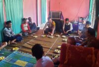 Bripka Noprian Bhabinkamtibmas Polsek Pulau Panggung saat Memberikan Pembinaan Kepada Petani di Sinar Mancak. Foto : Asrul Ariski | Media Prioritastv.com.