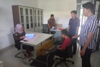 Tersangka saat dilimpahkan ke Kejari Pringsewu, Selasa 19 November 2024.