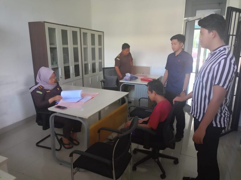 Tersangka saat dilimpahkan ke Kejari Pringsewu, Selasa 19 November 2024.