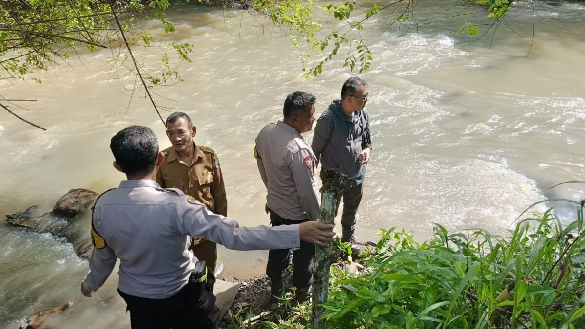 Petugas melakukan penyisiran di pinggir sungai tangkas, Way Kanan, Lampung, Rabu 20 November 2024.