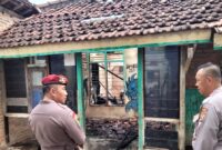Kapolsek Pringsewu Kota, Kompol Rohmadi saat melakukan identifikasi TKP kebakaran, Kamis 21 November 2024.