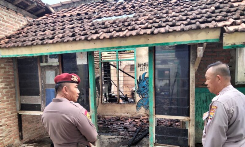 Kapolsek Pringsewu Kota, Kompol Rohmadi saat melakukan identifikasi TKP kebakaran, Kamis 21 November 2024.