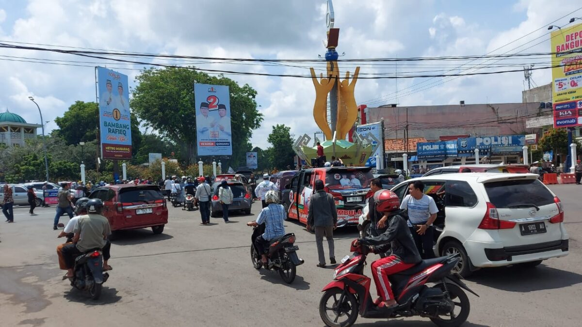 Unjuk rasa massa Wahdi-Qomaru Calon Walikota Metro Nomor Urut 2.