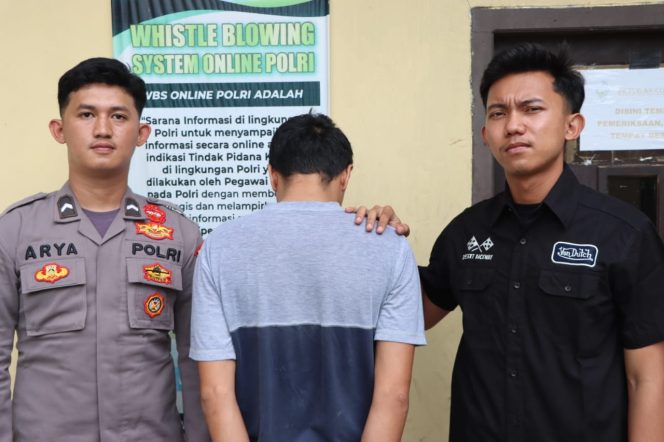 
 Tersangka AS sebelum dijebloskan ke sel tahanan Polres Tanggamus, Kamis 21 November 2024 | Dok. Polres Tanggamus.