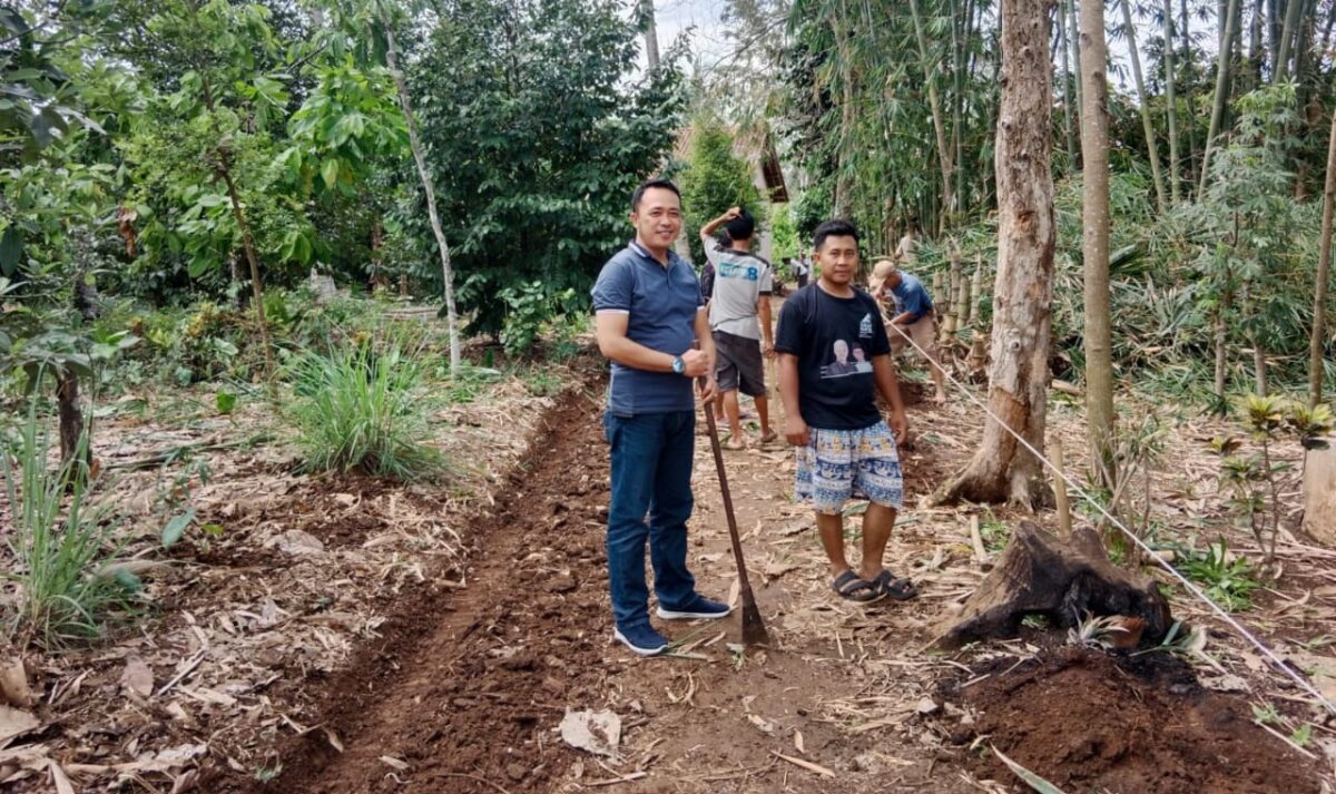 Aiptu Guruh Prasetyo saat melakukan pembukaan jalan, hibah tanahnya di Dusun Ciarum, Desa Cipadang, Gedongtataan, Pesawaran, Jumat 22 November 2024 | Dok. Istimewa.