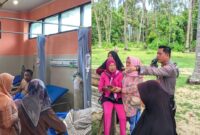 Kolase foto korban selamat di Puskesmas Krui dan Polisi usai melakukan evakuasi, Sabtu 23 November 2024.