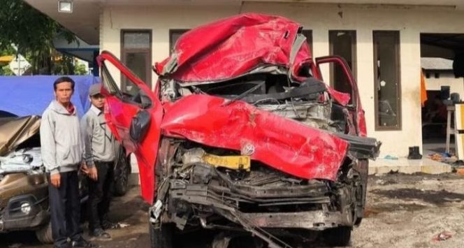 Kendaraan yang terlibat kecelakaan saat diamankan di PJR Purwakarta.