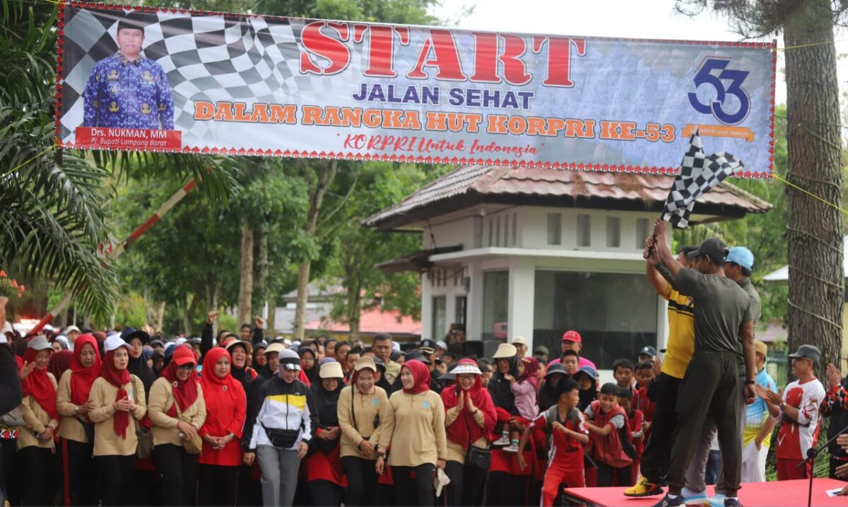 Start jalan sehat meriahkan HUT ke 53 Korpri Lampung Barat, Sabtu 23 November 2024.