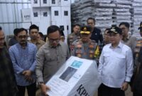 Wamendagri Bima Arya saat mengecek logistik KPU Bandar Lampung, Sabtu 23 November 2024.