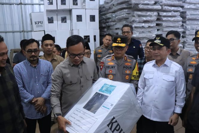 
 Wamendagri Bima Arya saat mengecek logistik KPU Bandar Lampung, Sabtu 23 November 2024.