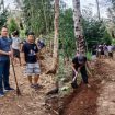 Kolase foto saat Aiptu Guruh menyerahkan tanah untuk jalan dusun dan saat bersama masyarakat bergotong royong, Jumat 22 November 2024 | Dok. Humas Polda Lampung.