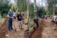 Kolase foto saat Aiptu Guruh menyerahkan tanah untuk jalan dusun dan saat bersama masyarakat bergotong royong, Jumat 22 November 2024 | Dok. Humas Polda Lampung.