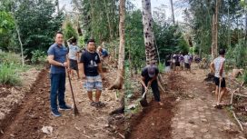 Kolase foto saat Aiptu Guruh menyerahkan tanah untuk jalan dusun dan saat bersama masyarakat bergotong royong, Jumat 22 November 2024 | Dok. Humas Polda Lampung.