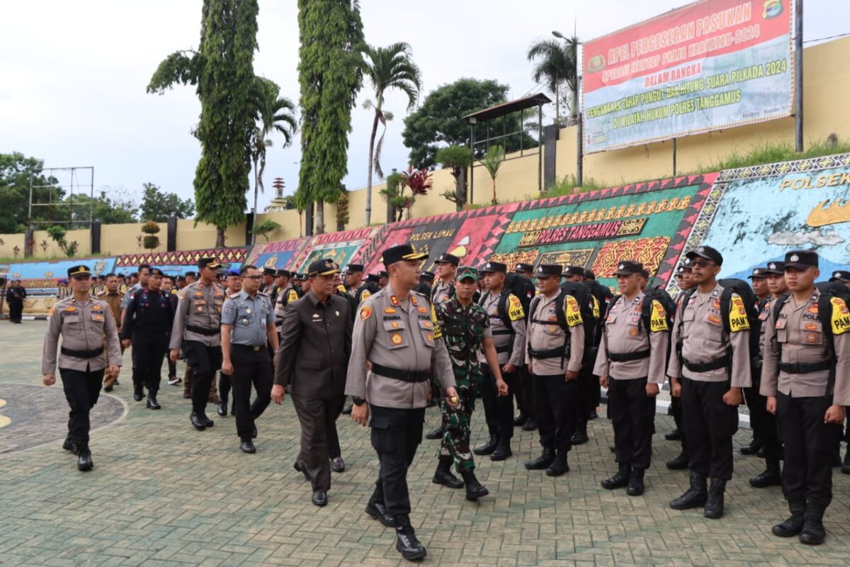 Kapolres Tanggamus AKBP Rivanda bersama Forkopimda saat melaksanakan pemeriksaan pasukan, Senin 25 November 2024 | Dok. Polres Tanggamus.