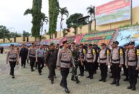 Kapolres Tanggamus AKBP Rivanda bersama Forkopimda saat melaksanakan pemeriksaan pasukan, Senin 25 November 2024 | Dok. Polres Tanggamus.