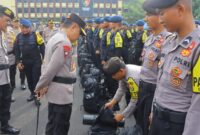 Kapolda Lampung Irjen Pol Helmy Santika saat memeriksa kelengkapan personil pengamanan, Senin 25 November 2024 | Dok. Humas Polda Lampung.