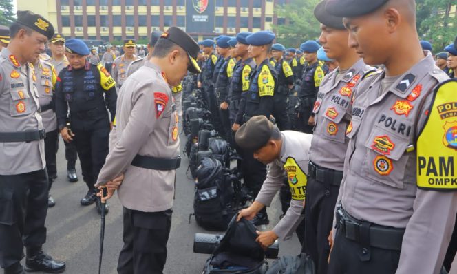 
 Kapolda Lampung Irjen Pol Helmy Santika saat memeriksa kelengkapan personil pengamanan, Senin 25 November 2024 | Dok. Humas Polda Lampung.