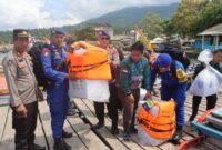 Pemasangan pelampung pada logistik Pilkada saat distribusi ke Pulau Lampung Selatan, Senin 25 November 2024.