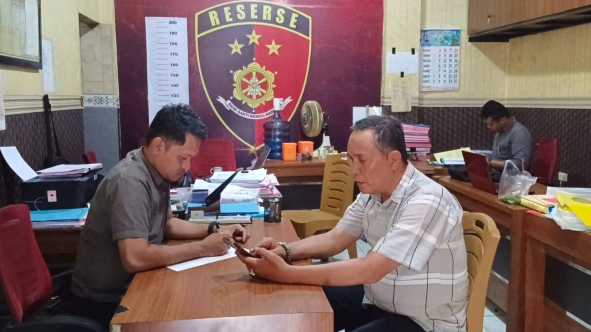 Anwar Saripudin saat melaporkan dugaan pemalsuan dokumen di Polres Metro, Senin 25 November 2024.