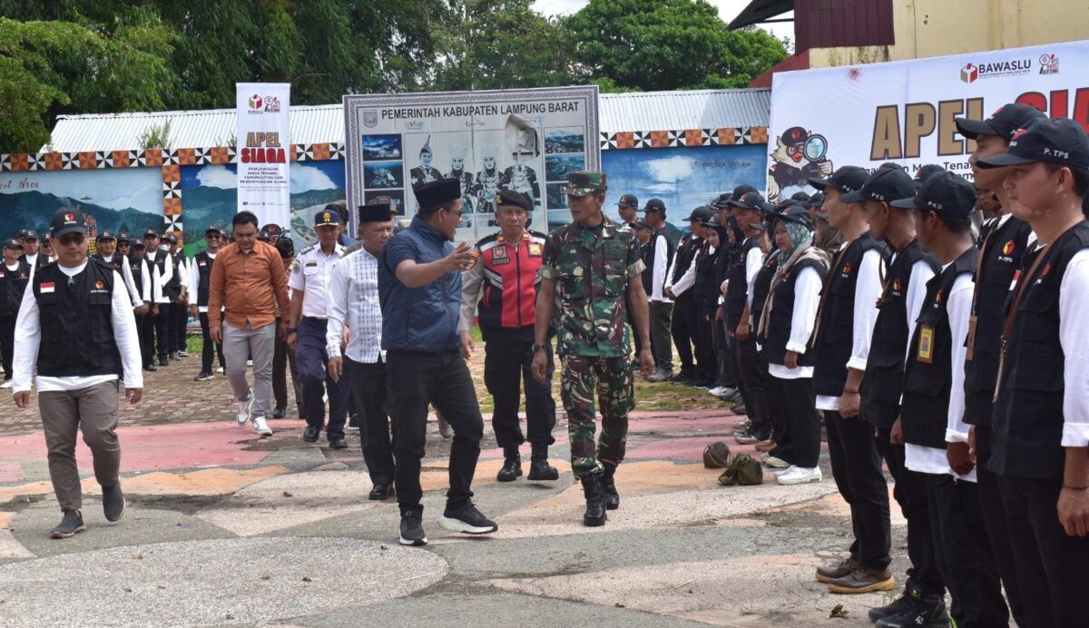 Pemeriksaan pasukan apel masa tenang oleh Bawaslu Lampung Barat