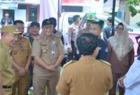 Pj Bupati Tanggamus bersama rombongan saat meninjau TPS di sejumlah tempat, Selasa 26 November 2024.