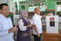 Pj Bupati Tanggamus Mulyadi Irsan Salurkan Hak Suara di TPS 12 di SMPN 1 Kota Agung, Rabu 27 November 2024 | Herdi/Media Prioritastv.com.